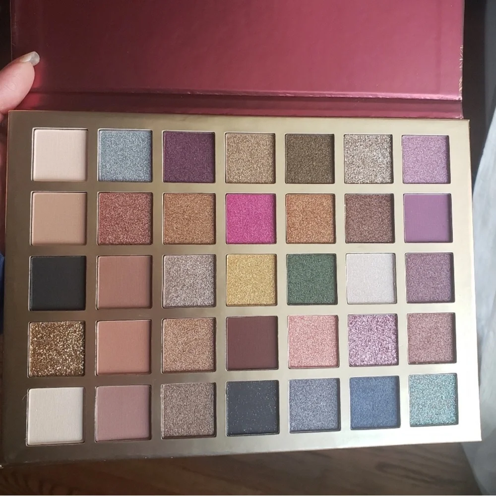Makeup Depot PATRONA 35 Eyeshadow Color Palette